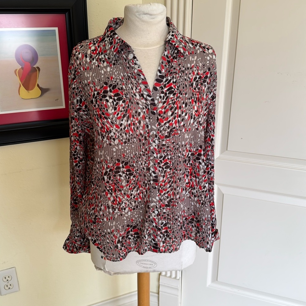 Marks and Spencer pleated v- neck button-up shirt/top UK size 18 / US size 14-16